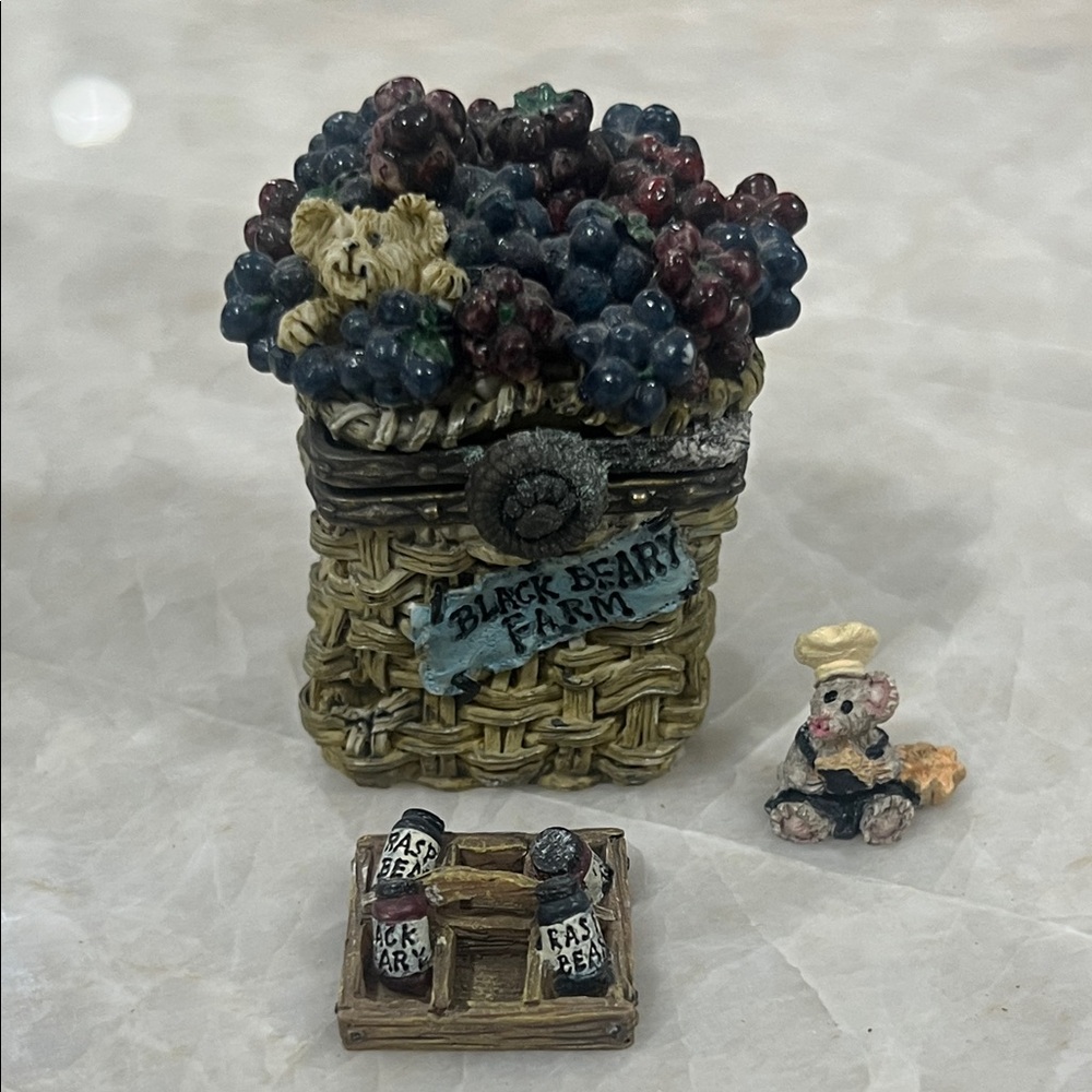 Boyds Treasure Box Uncle Bean’s Lizzie’s Berry Basket w/Currant McNibble